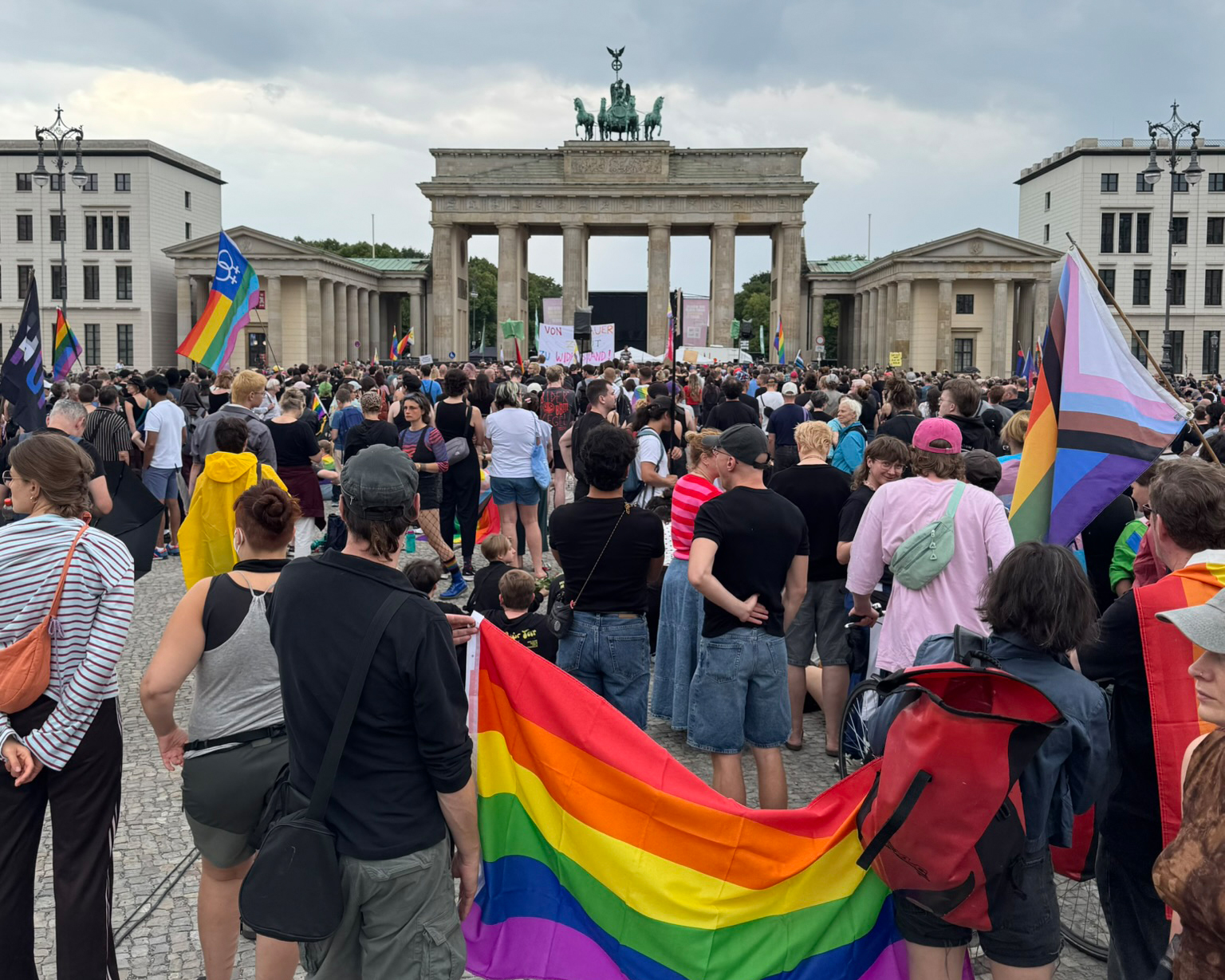 Acht bis zehntausend Menschen versammeln sich am 26. Juli 2026 auf dem Pariser Platz am Brandenburger Tor zu einer Gedenkfeier.